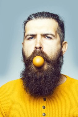 yumurta ile ciddi sakallı adam