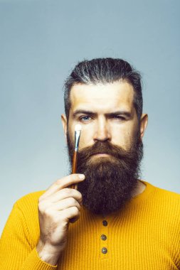 fırça ile ciddi adam sakallı