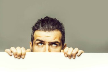 kağıt ile korkan adam