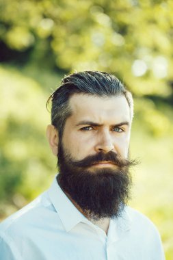 Mavi gökyüzü üzerinde sakallı adam