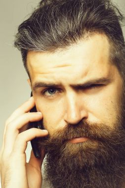 Sakallı adam cep telefonu ile
