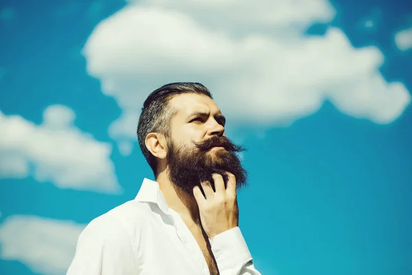 Uomo barbuto su cielo blu — Foto Stock