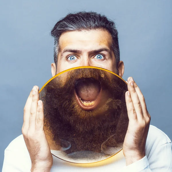 Homem barbudo com lupa — Fotografia de Stock