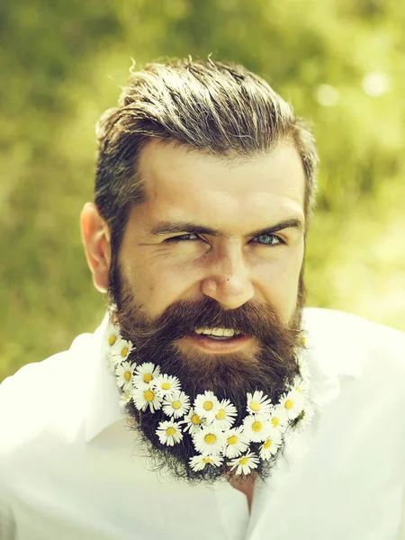 Homem bonito com flores na barba — Fotografia de Stock