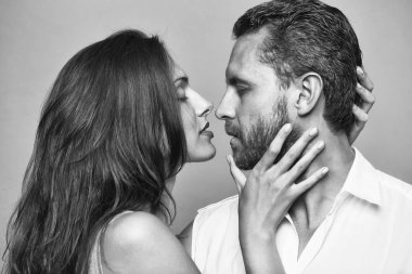 Stüdyoda genç ve seksi bir çift