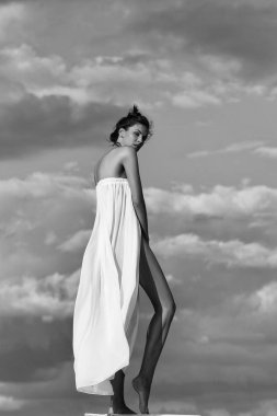 Mavi gökyüzü güzel kız