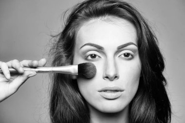 Makyaj fırça ile güzel kadın