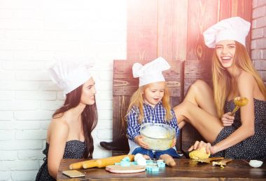 Kardeşi ve kız mutfak gereçleri kullanarak tablo yönü