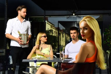 Arkadaşlar şampanya için kafede açık