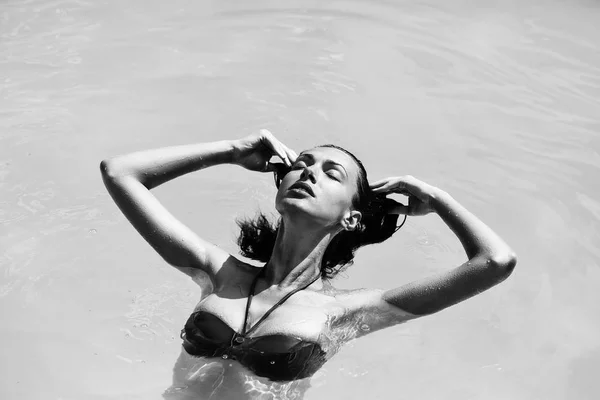 Docela sexy žena v bazénu — Stock fotografie