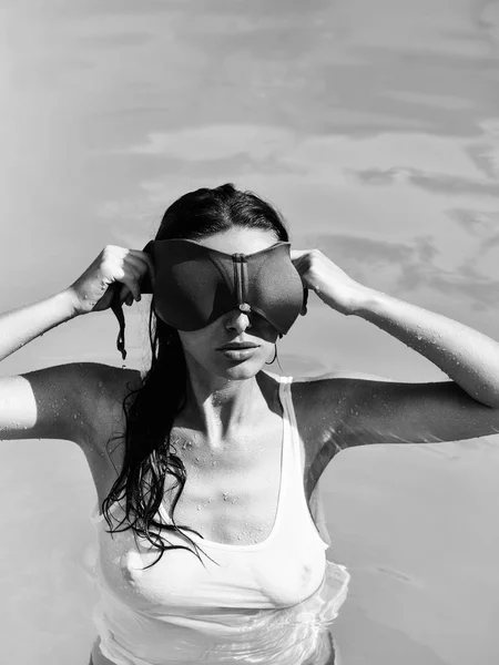 Jolie femme sexy dans la piscine — Photo