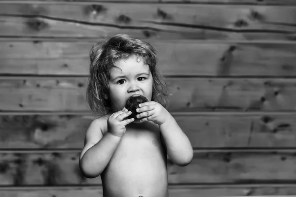 Schattige kleine jongenskind eten rode nectarine — Stockfoto