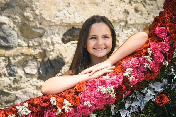 San Valentín, niña, amor, romance, flores, rosas, decoración floral — Foto de Stock