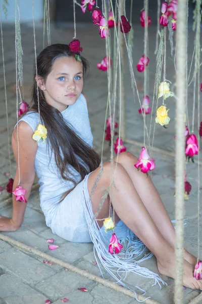 Ρομαντικό κορίτσι παιδί με σχέδιο τριαντάφυλλο στο floral κατάστημα — Φωτογραφία Αρχείου