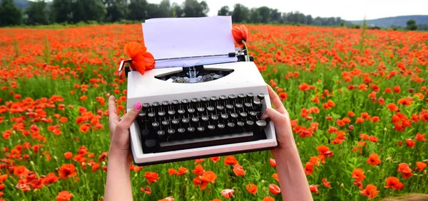 Klaproos, nieuwe technologie, Remembrance day. — Stockfoto