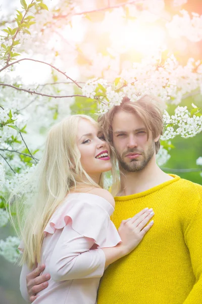 Mann und Frau im Frühling, Ostern. — Stockfoto