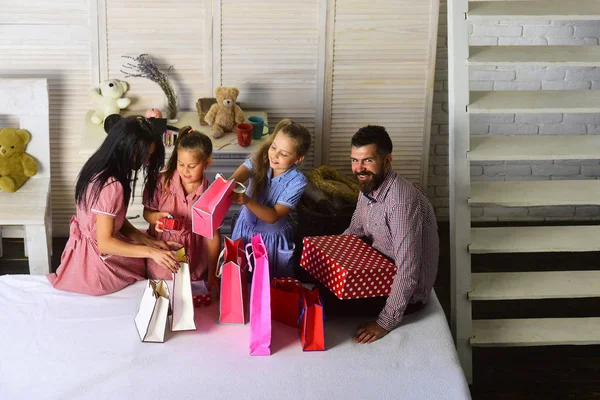 Szczęśliwa rodzina i koncepcji handlowej — Zdjęcie stockowe