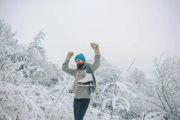 Hombre con chaqueta térmica, barba caliente en invierno . — Foto de Stock