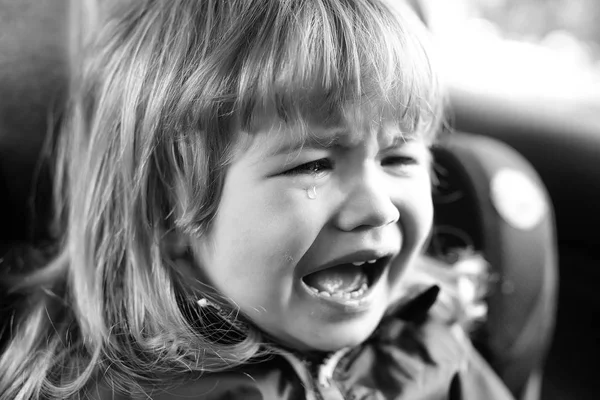 Menino pequeno chorando no carro — Fotografia de Stock