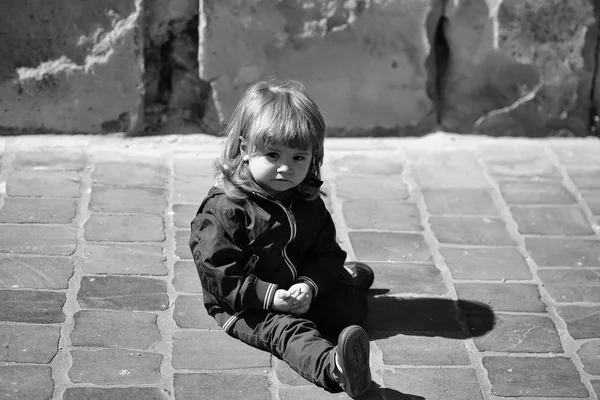 Menino senta-se no pavimento — Fotografia de Stock