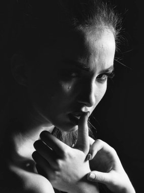 genç kız ağlıyor