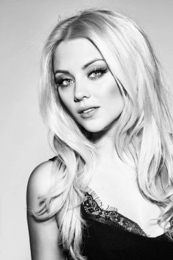 şirin Platin sarışın kız siyah