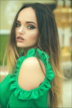 Moda model üzerinde güneşli gün açık havada poz