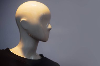 Kukla gri arka plan üzerinde.