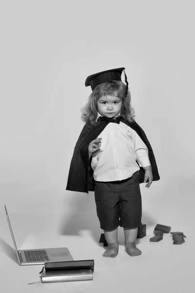 Menino educação com blocos de madeira isolados — Fotografia de Stock