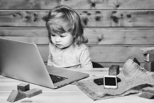 Ragazzino con computer e telefono — Foto Stock