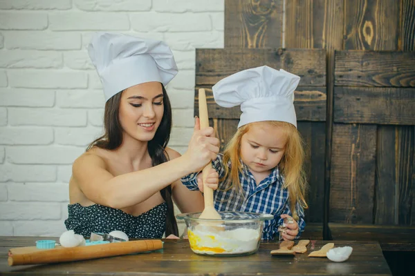 Anne ve oğul un ve yumurta bir kapta karıştırma — Stok fotoğraf