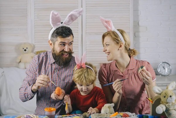 Anne ve baba oğluyla Paskalya yumurta hazırlanıyor — Stok fotoğraf