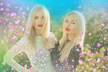 İki açık havada eğleniyor. Aşık Çift