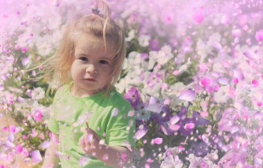 Güzel bir çocuk plaing bahar çayırda