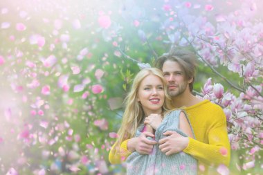 Eğleniyor suny içinde bahar günü çift