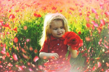 Suny gün mutlu çocuk. Çocuk iyi eğlenceler çiçekli