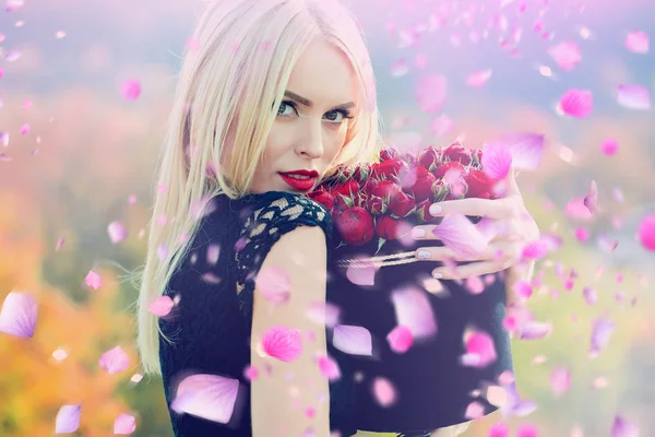 Vrouw in bloemen. Vrouw met Lentebloemen. — Stockfoto