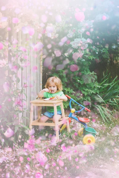 Barn i vårblommor. våren blommor bakgrund. — Stockfoto