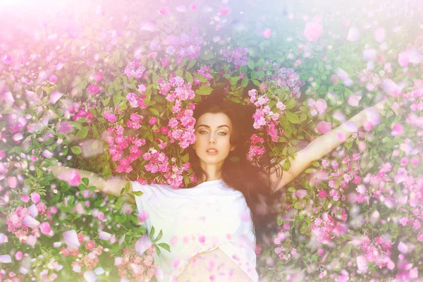 Menina com flores. Menina em flores — Fotografia de Stock