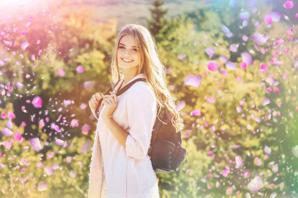 Mujer con flores. Mujer con flores de primavera . — Foto de Stock