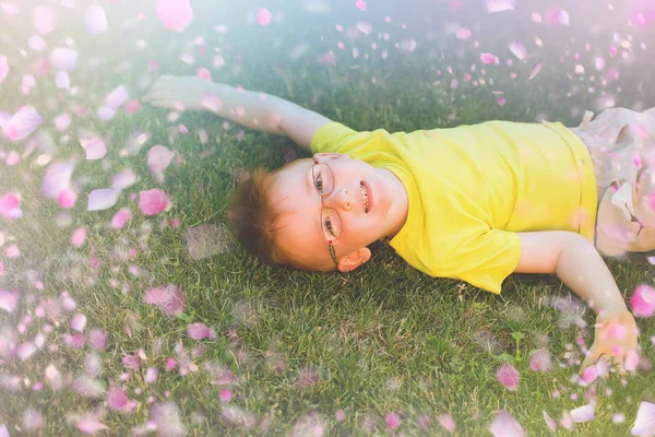 Dziecko w wiosenna łąka. Dziecko posiadające fui łące — Zdjęcie stockowe