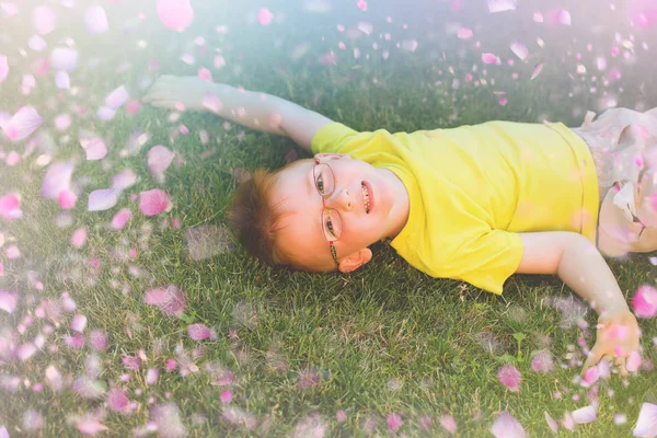 Bambino nel prato primaverile. Bambino avendo fui in prato — Foto Stock