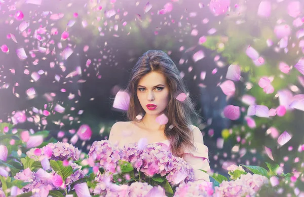 Chica con flores. Chica en flores — Foto de Stock