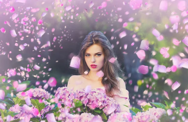 Fille avec des fleurs. Fille en fleurs — Photo