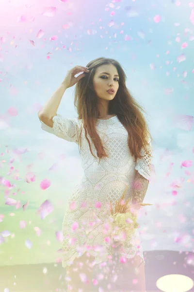 Frau in Blumen. Frau mit Frühlingsblumen. — Stockfoto