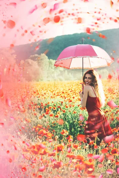 Mujer en soleado día de primavera. Soleado día de primavera . —  Fotos de Stock