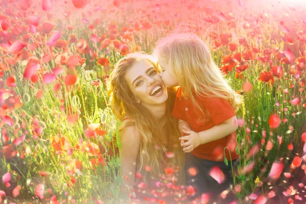 Familie. Familie im Park. glückliche Familie — Stockfoto