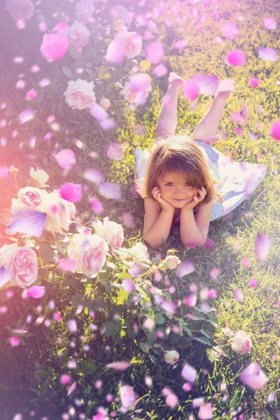 Ευτυχισμένο παιδί. Παιδί στα λουλούδια — Φωτογραφία Αρχείου