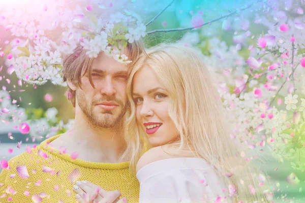 Des fleurs en plein essor. Couple dans le parc fleuri . — Photo