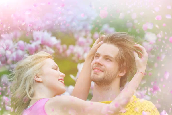 Bloeiende bloemen. Paar in bloeiende park. — Stockfoto